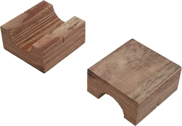 Dřevěné ložisko pro hroty na slámu