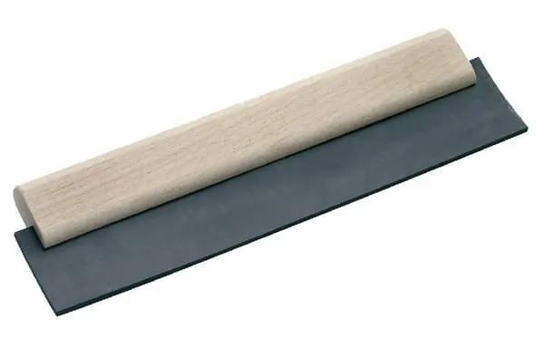 Spárovačka s dřevěnou rukojetí