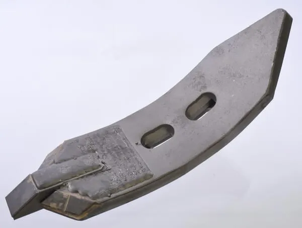 Radlice kultivátoru 370x100x20 mm, tvrzená, zahnutá, 2 otvory, vhodná pro Farmet