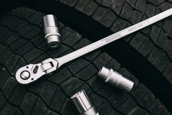 Přepínací řehtačka s kloub.hlavou