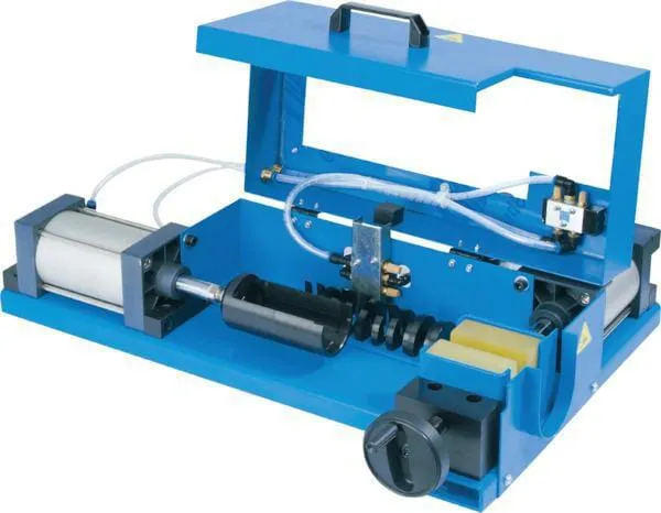 Zařízení na zatlačování vsuvek do hadicových armatur, UNE