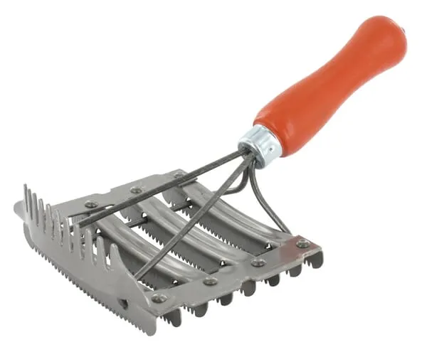 Kovový kartáč pro hřebelcování